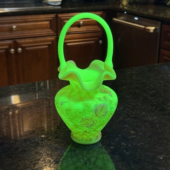 2003 Fenton Heirloom Optics Collection Burmese Glass Basket Hand Painted - Glows - Picture 3 of 10